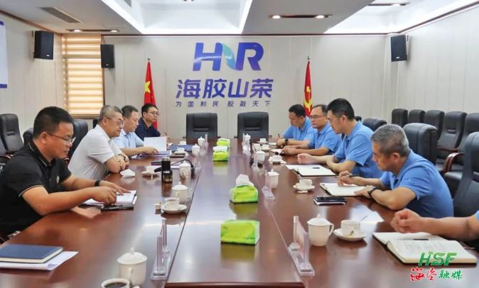 艾軼倫在海南橡膠山榮分公司座談。